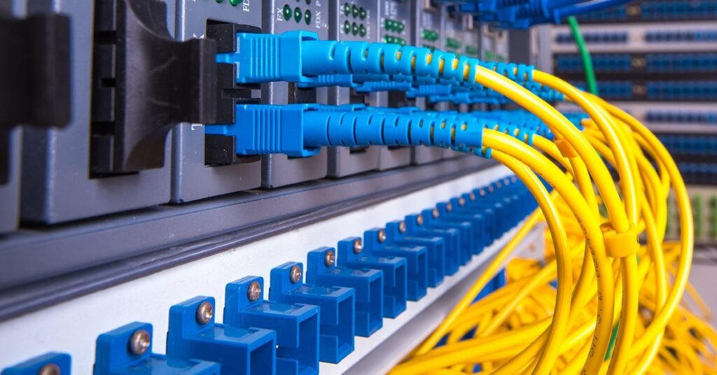 Illustration comparing IPsec and L2TP protocols for secure VPN connections